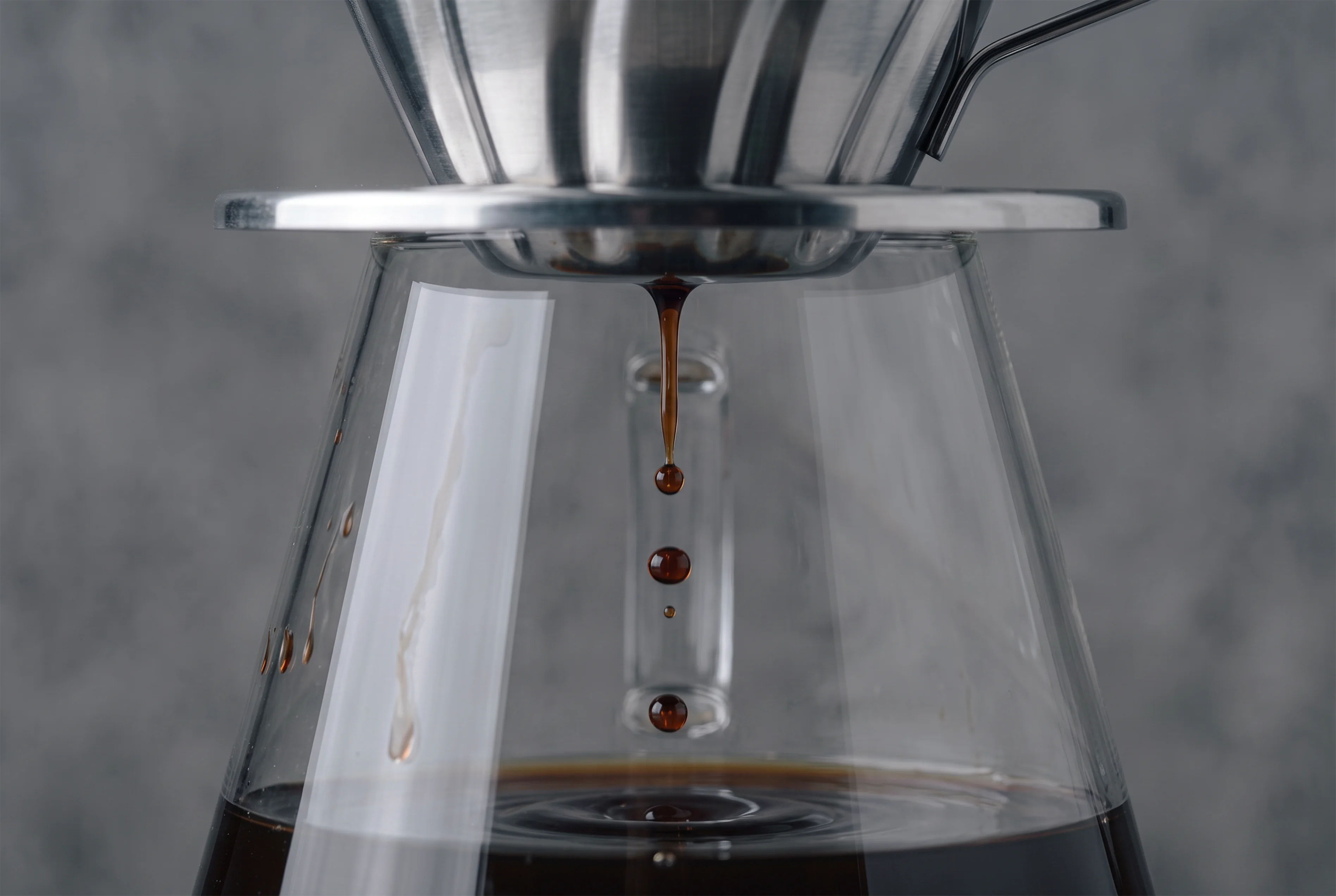ドリッパーからガラスサーバーへコーヒーが抽出される様子