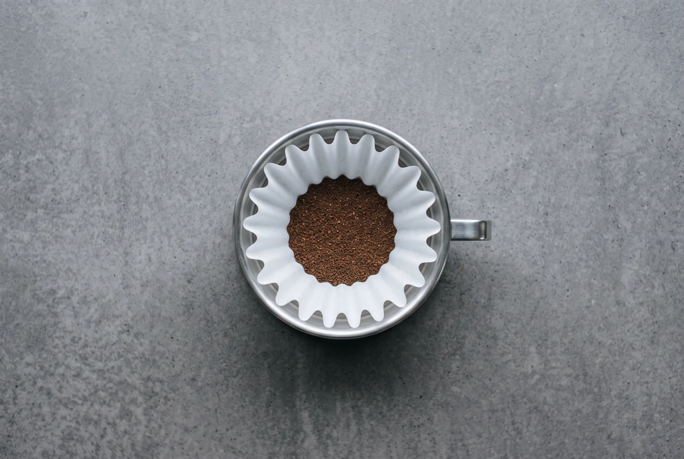 ドリッパーにセットされた挽きたてのコーヒー粉