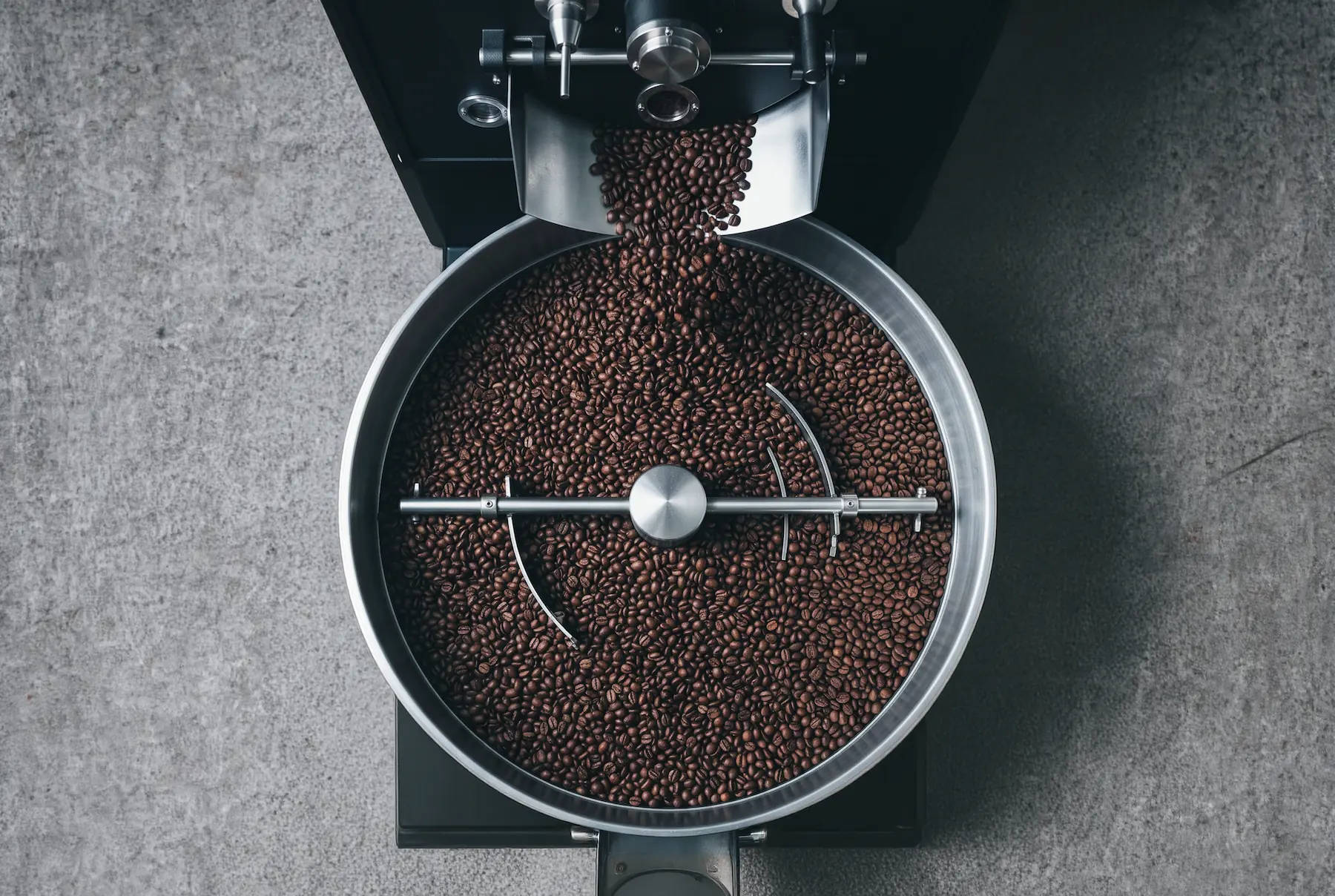 焙煎機で煎り上がったコーヒー豆
